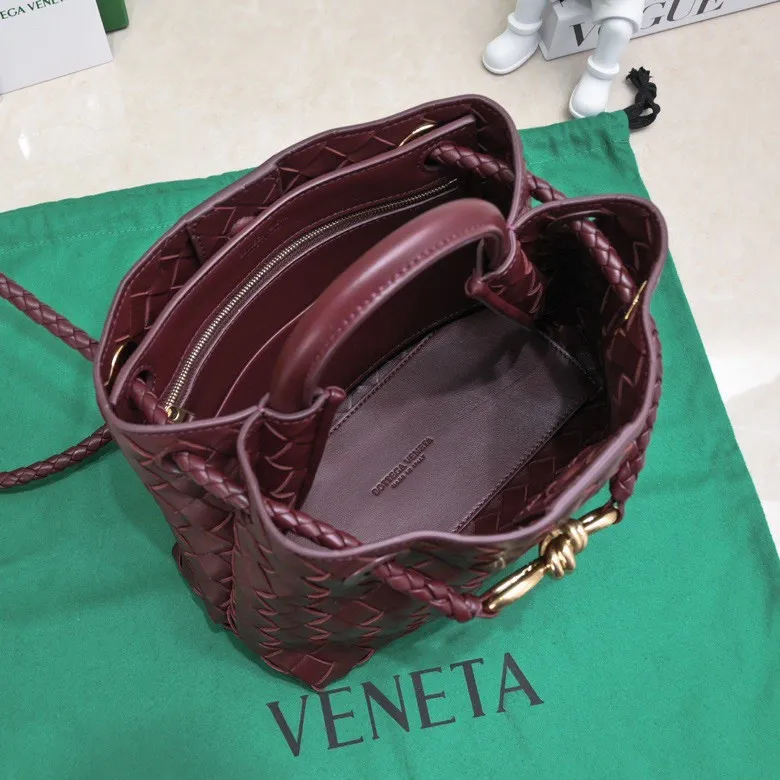 Batch 1860 B's 2023 spring and summer new model continues the brand's woven style with detailed metal knot switch buckles. This time, the shoulder straps are also made into tube weaves, showing different craftsmanship. The carrying method is versatile to create more different looks. Intrecciato woven leather small handbag, equipped with sliding crossbody strap. Internal compartments, including 1 zipper pocket and 2 open pockets with magnetic buckle closure. Size: 19*25*10.5cm, model: 7463#